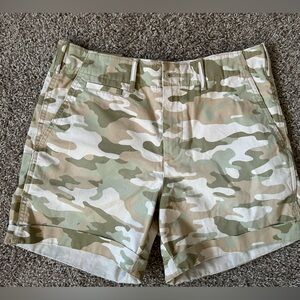 GAP Women's Camouflage 5” Khaki Shorts
